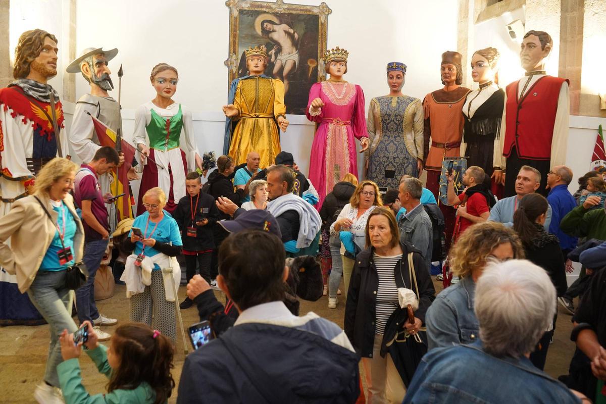 Encuentro de gigantes y cabezudos Encuentro de gigantes y cabezudos