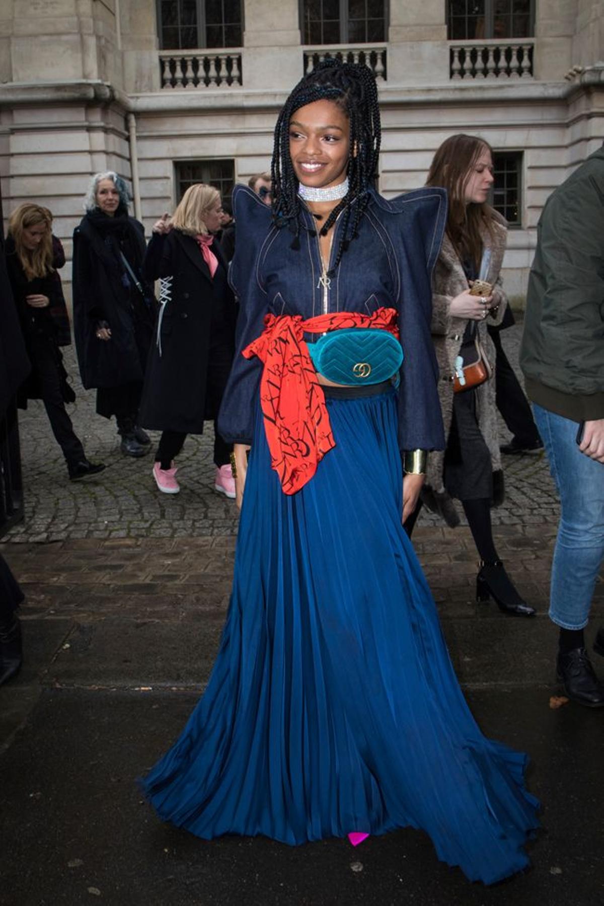 Selah Marley, con un completo estilismo en rojo y azul