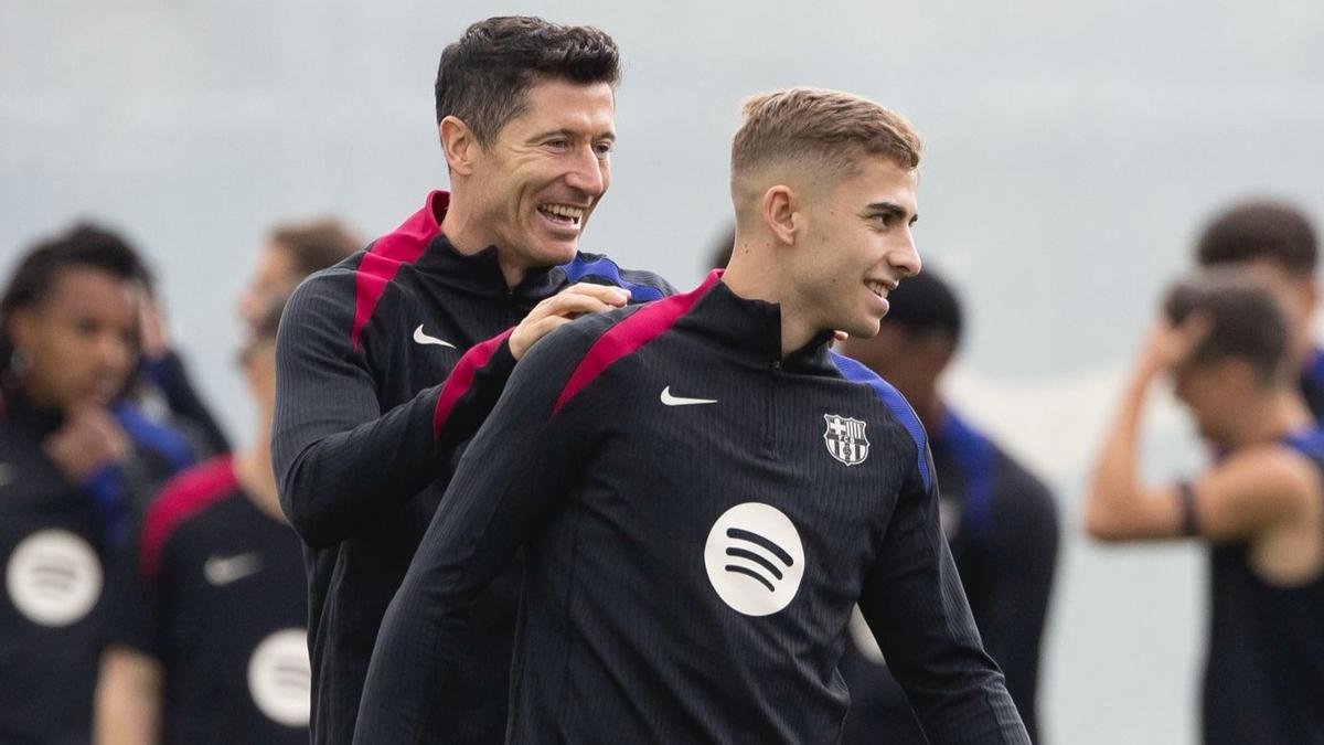 Lewandowski y Fermin bromean durante el entrenamiento.