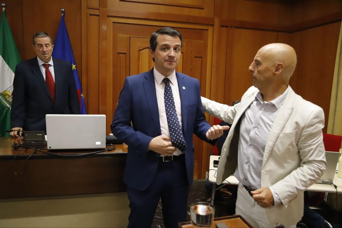 El alcalde, José María Bellido, y el p ortavoz del PSOE, Antonio Hurtado, conversan antes de inicar la sesión