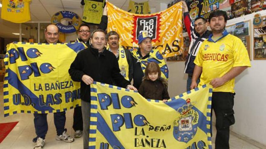 Hermógenes -4º izquierda- posa en el local de la Peña de La Bañeza, junto a un grupo de seguidores de la UD. | diario de león