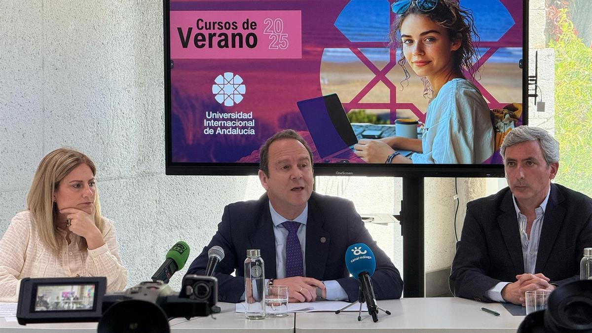 El rector de la Universidad Internacional de Andalucía (UNIA), José Ignacio García, junto a la directora de la sede de Málaga, Concha Travesedo, y el responsable de Educación de Fundación Unicaja, Enrique Gómez-Puig.