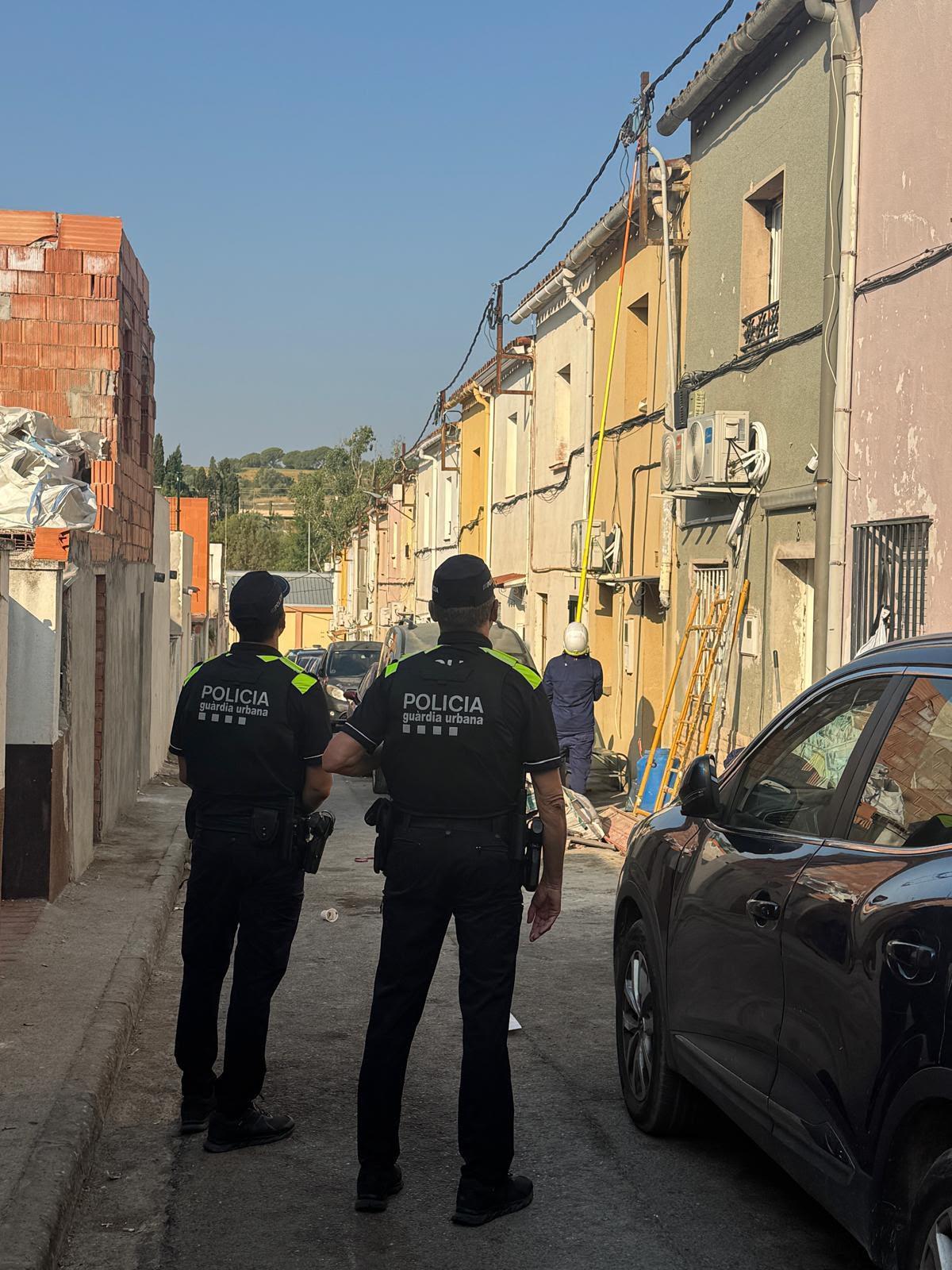 Agents de la Guàrdia Urbana de Figueres durant el dispositiu contra el frau elèctric al barri del Culubret de Figueres.