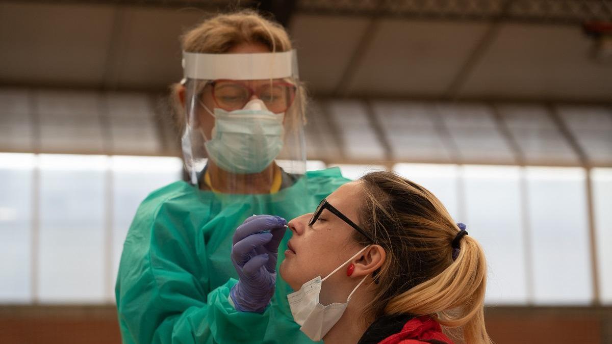 Andalucía suma 52 muertes, tercera mayor cifra de la segunda ola, y 2.363 casos de covid en 24 horas