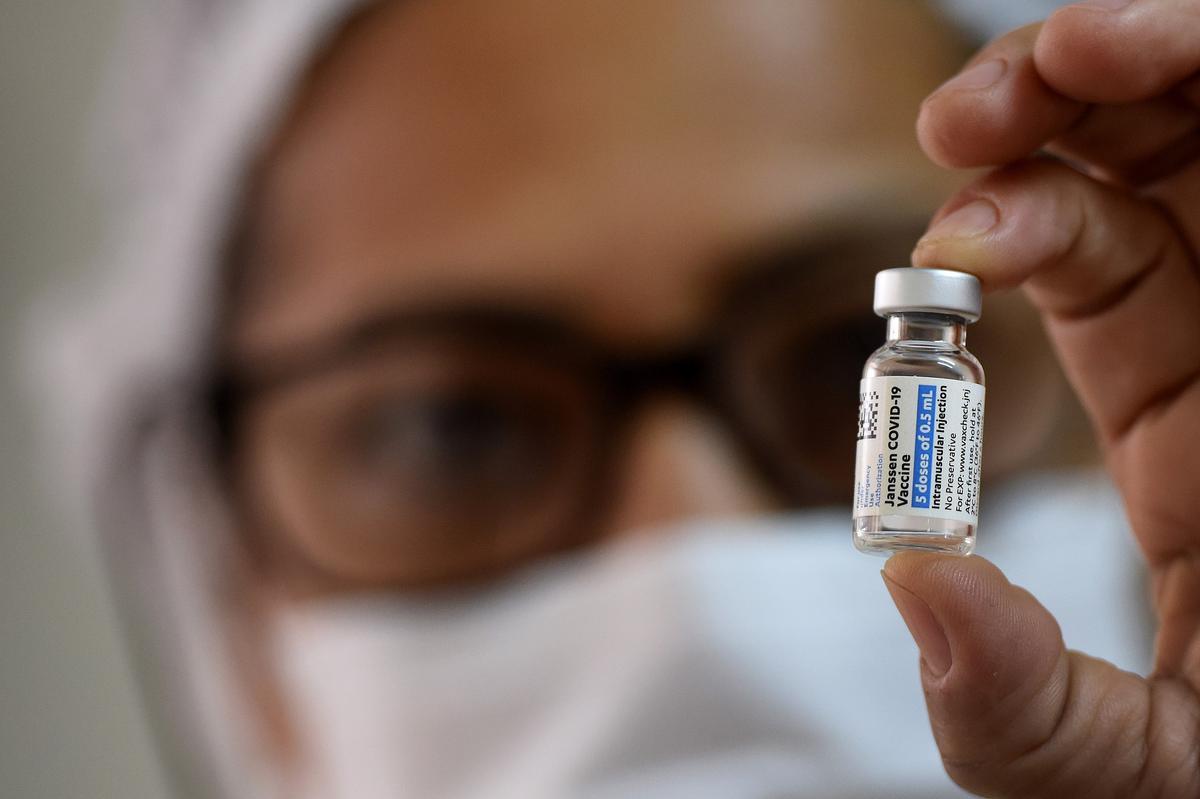¿Son preocupantes los dos nuevos riesgos asociados a la vacuna de Janssen?