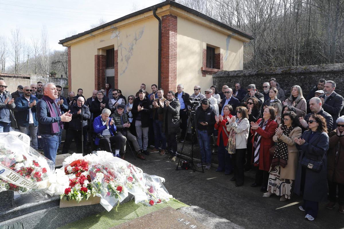 Pepe Álvarez, a la izquierda, durante su intervención en el homenaje a Manuel Llaneza