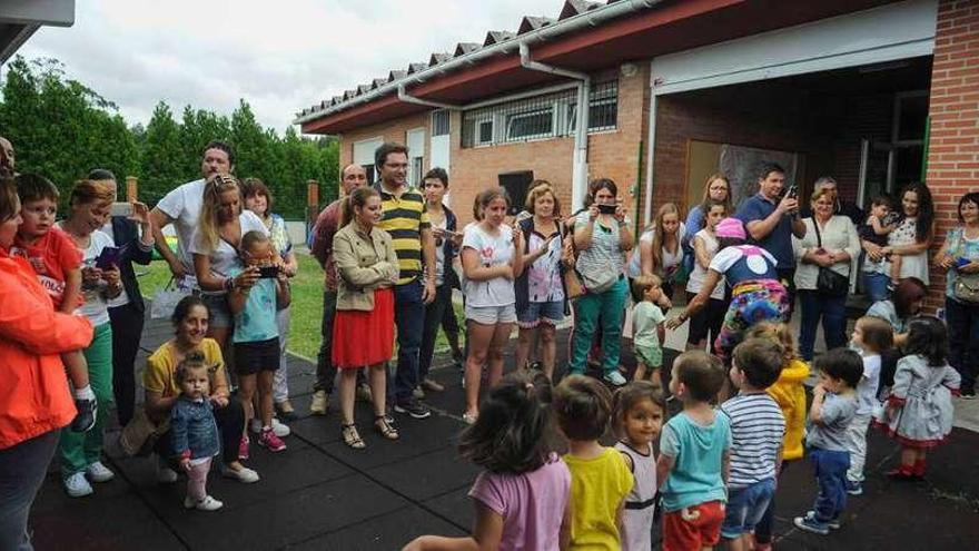 Fin de curso en la Escuela Infantil de Meaño, en la que el próximo año contarán con un nuevo profesor. // Iñaki Abella