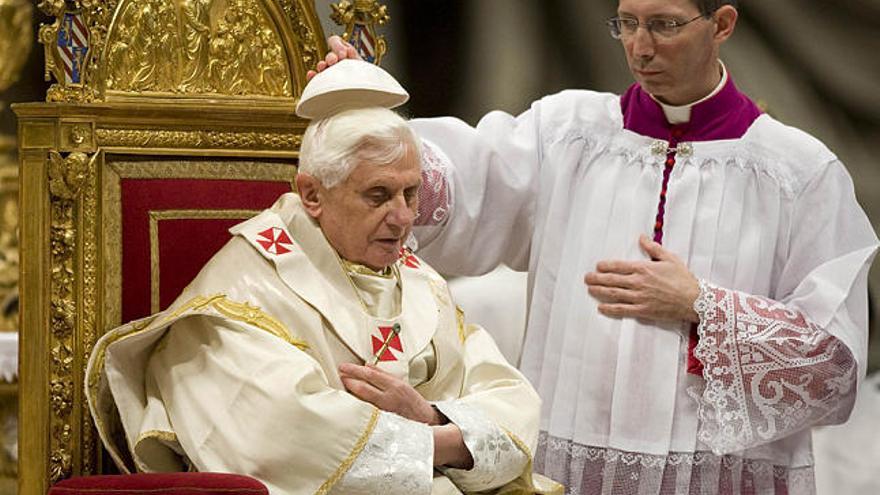 Benedicto XVI, durante la solemne misa de Epifanía que celebró en la Basílica de San Pedro.