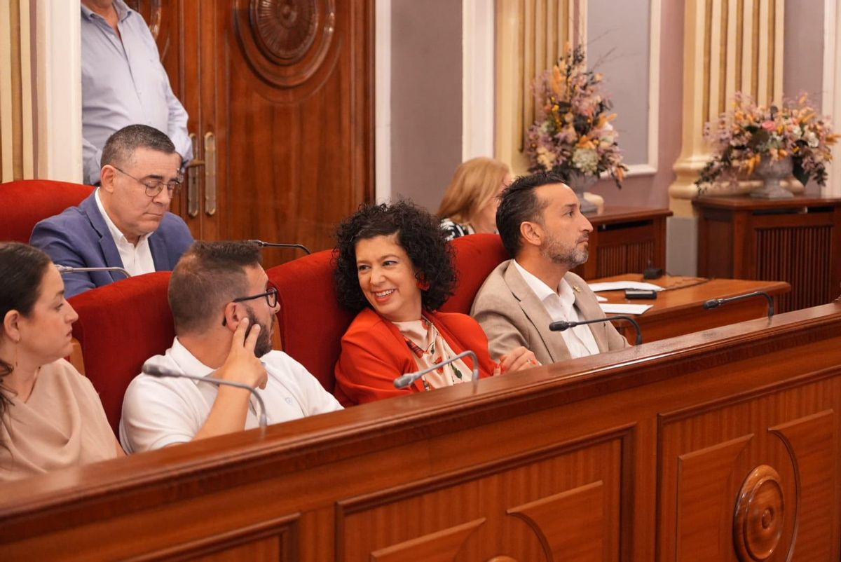 De izquierda a derecha: Alejandro Mendoza, Silvia González y Ricardo Cabezas durante el último pleno del Ayuntamiento de Badajoz.