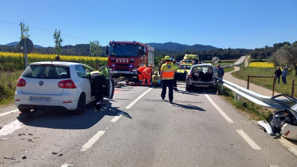 Els serveis d'emergències treballant en l'accident de Madremanya.