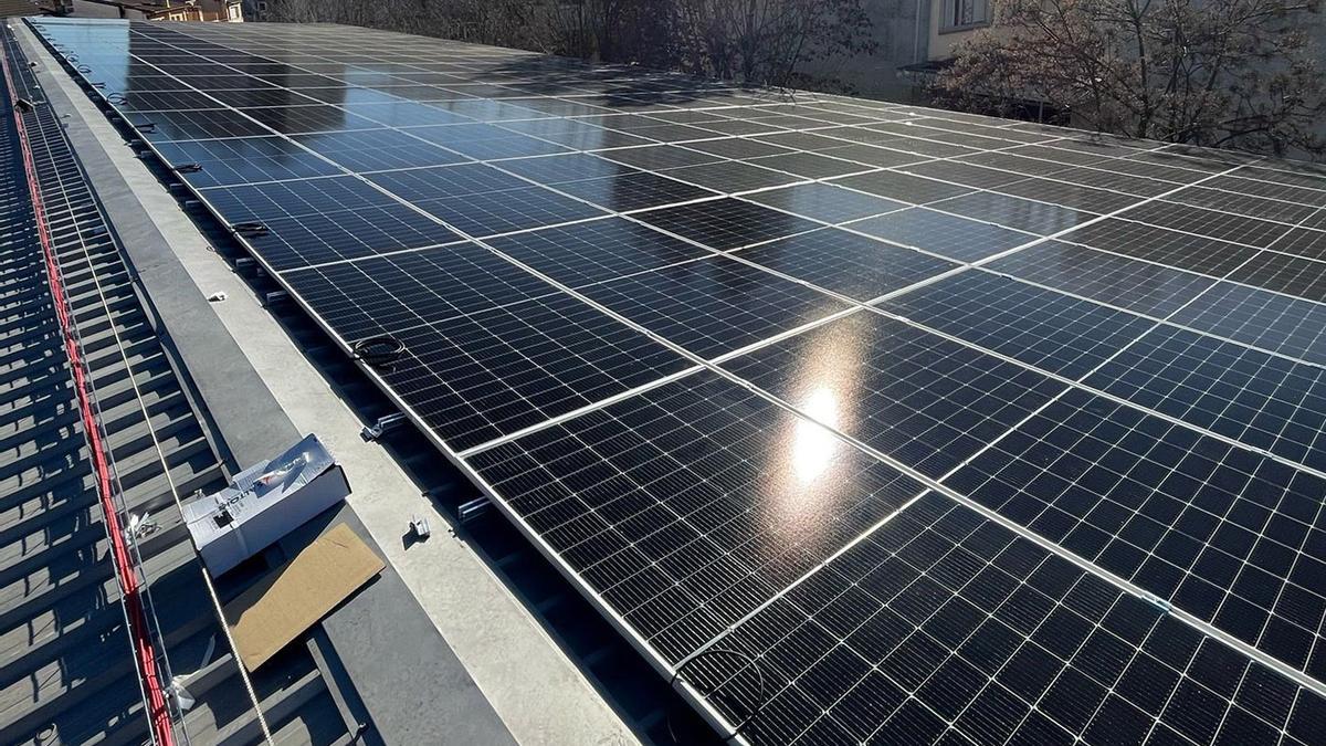 Plaques fotovoltaiques instal·lades en un equipament de Navàs