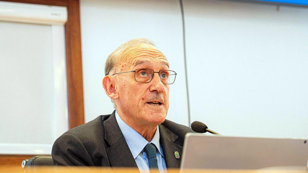 El rector vigués, Manuel Reigosa, en la sesión extraordinaria,