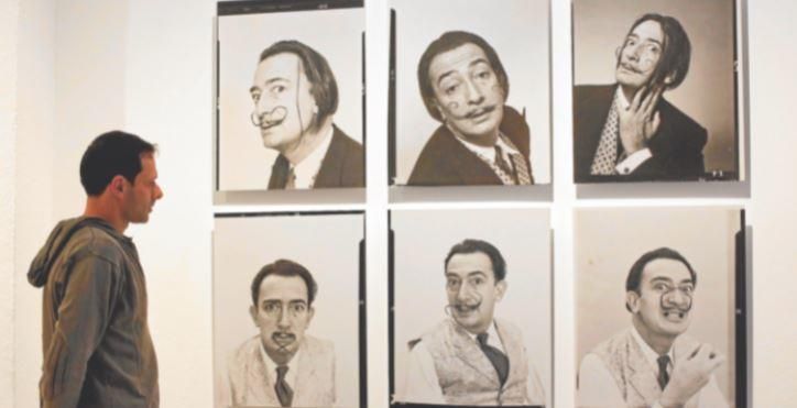 Un visitant observa les fotografies de l’exposició Variants de Dali’s mustache a la Sala de les Loggies del Teatre-Museu Dalí de Figueres.