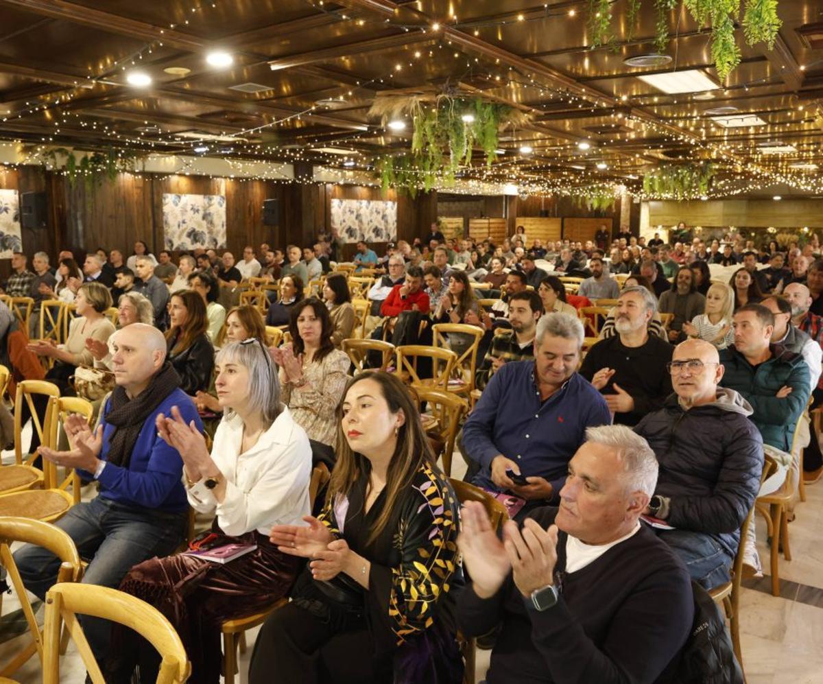 Asistentes a la asamblea de UGT en un restaurante de Pruvia. | ÁNGEL GONZÁLEZ