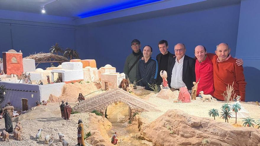 El subdelegado del Gobierno en Pontevedra, Abel Losada, visita el tradicional Belén del Hogar Clínica San Rafael en Vigo