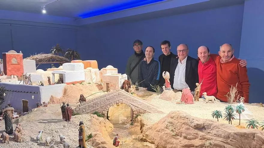 El subdelegado del Gobierno en Pontevedra, Abel Losada, visita el tradicional Belén del Hogar Clínica San Rafael en Vigo