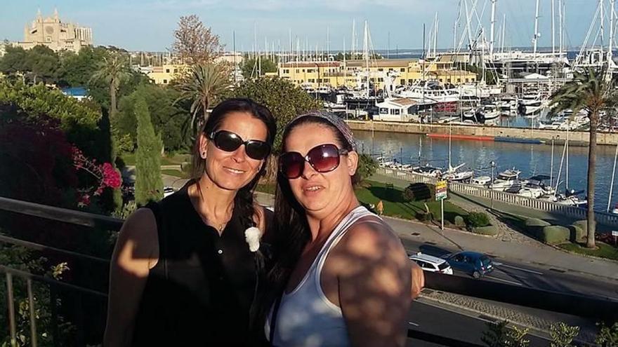 Carmen y Tere García Vidal en una de sus visitas a Mallorca para buscar a su hermana.