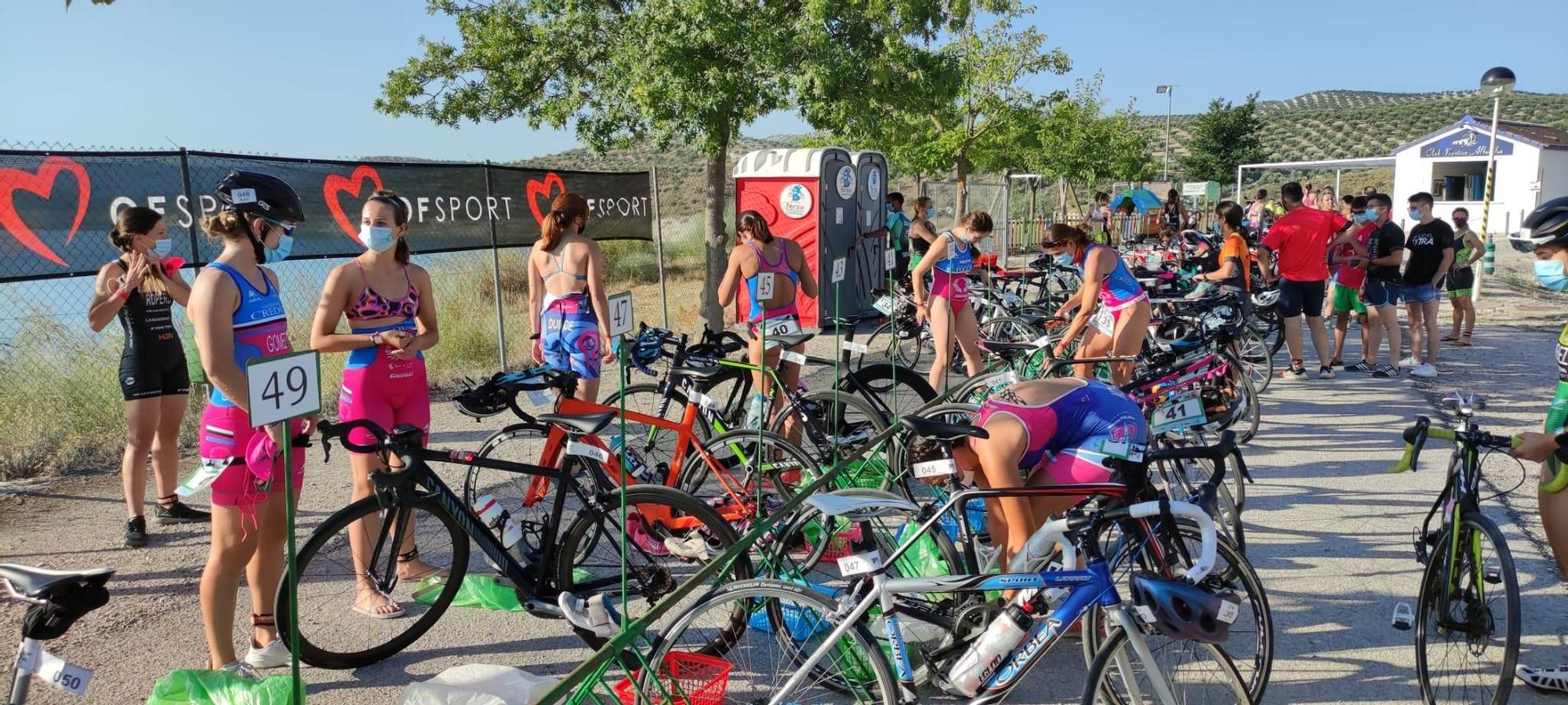 Alfonso Bastos y Katherine Mills ganan en Baena el primer triatlón cordobés tras el confinamiento