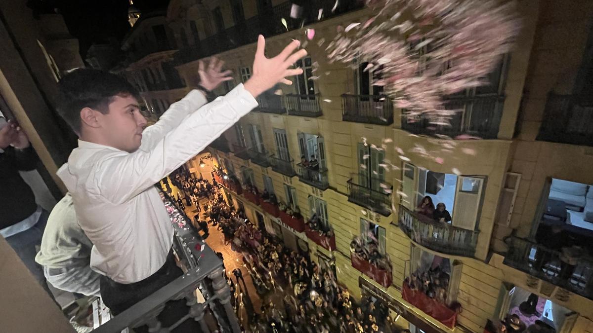 Gran petalada desde los balcones de La Opinión de Málaga este Jueves Santo de 2024.