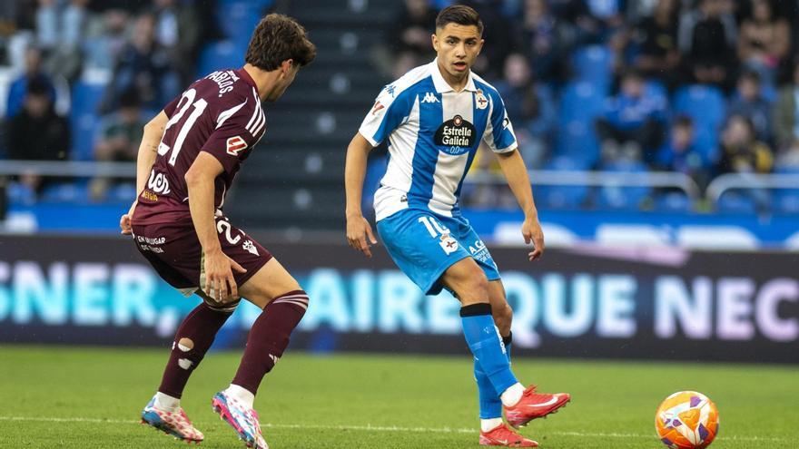 Yeremay controla el balón ante la presión de un jugador del Albacete.