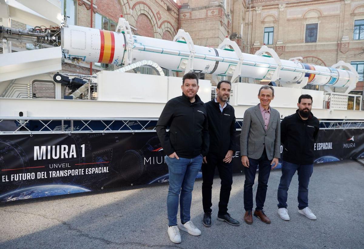 Raúl Torres (izquierda), Raúl Verdú (derecha) y Ezequiel Sánchez (centro), con el exministro Pedro Duque, en Madrid.