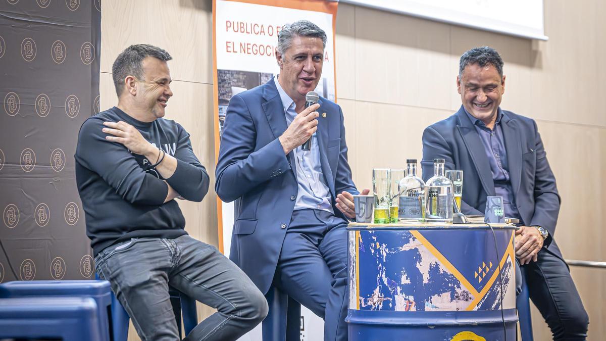 Imagen de la conferencia del alcalde de Badalona, Xavier Garcia Albiol, junto a los empresarios Enrique Tomás y José Elias