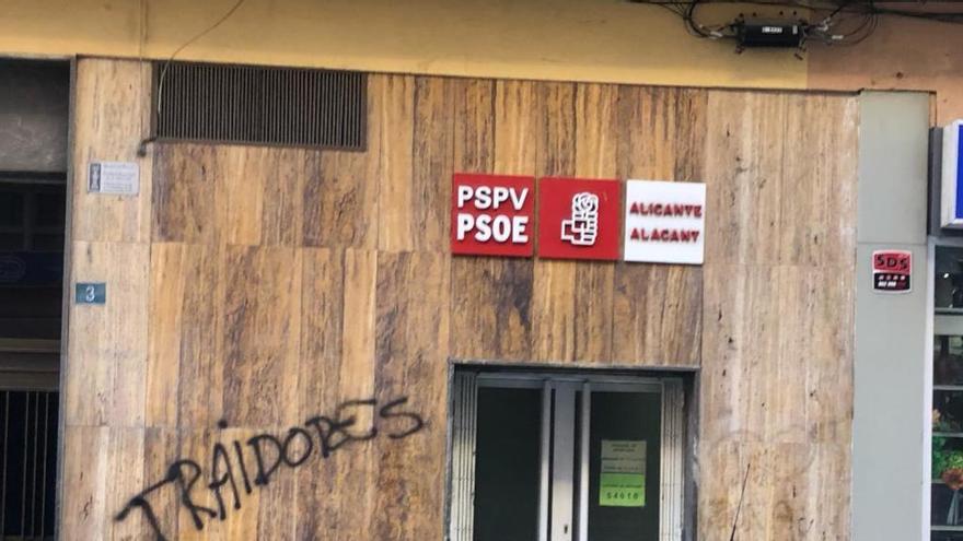 Pintadas contra los socialistas en su sede de Alicante