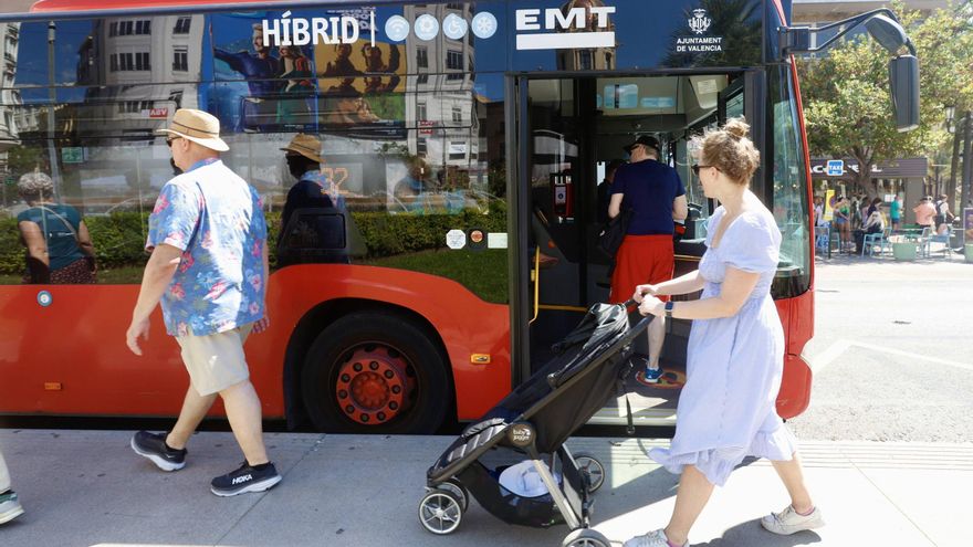 ¿Qué destino se ha puesto de moda en los transportes de la EMT este verano?