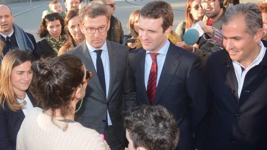 Feijóo y Casado escuchan a la madre que les pidió más fondos públicos para el autismo. // Rafa Vázquez