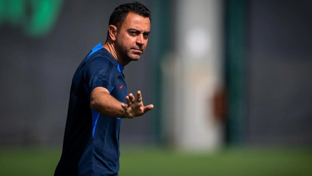 Xavi, en un entrenamiento del Barça previo al derbi con el Espanyol en Cornellà.