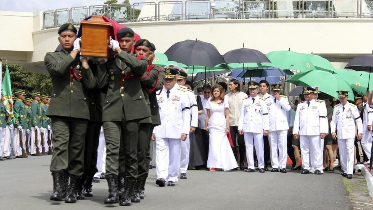 Ceremonia de entierro del exdictador Ferdinand Marcos, en el Cementerio de los Héroes de Filipinas, en Pasay (Manila), este viernes.