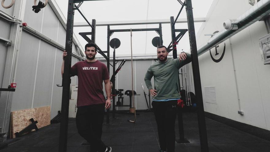 Un gimnasio con un pie en el deporte y otro en la calle