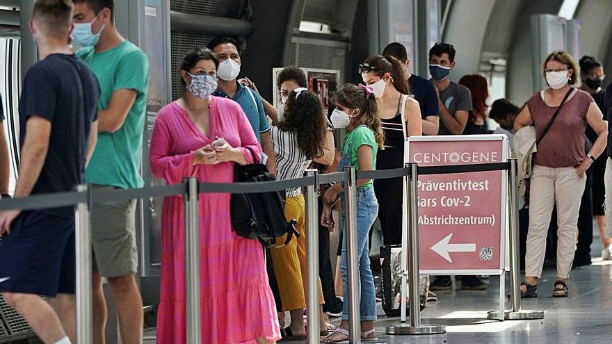 Diversos passatgers esperen per agafar un avió a Frankfurt.