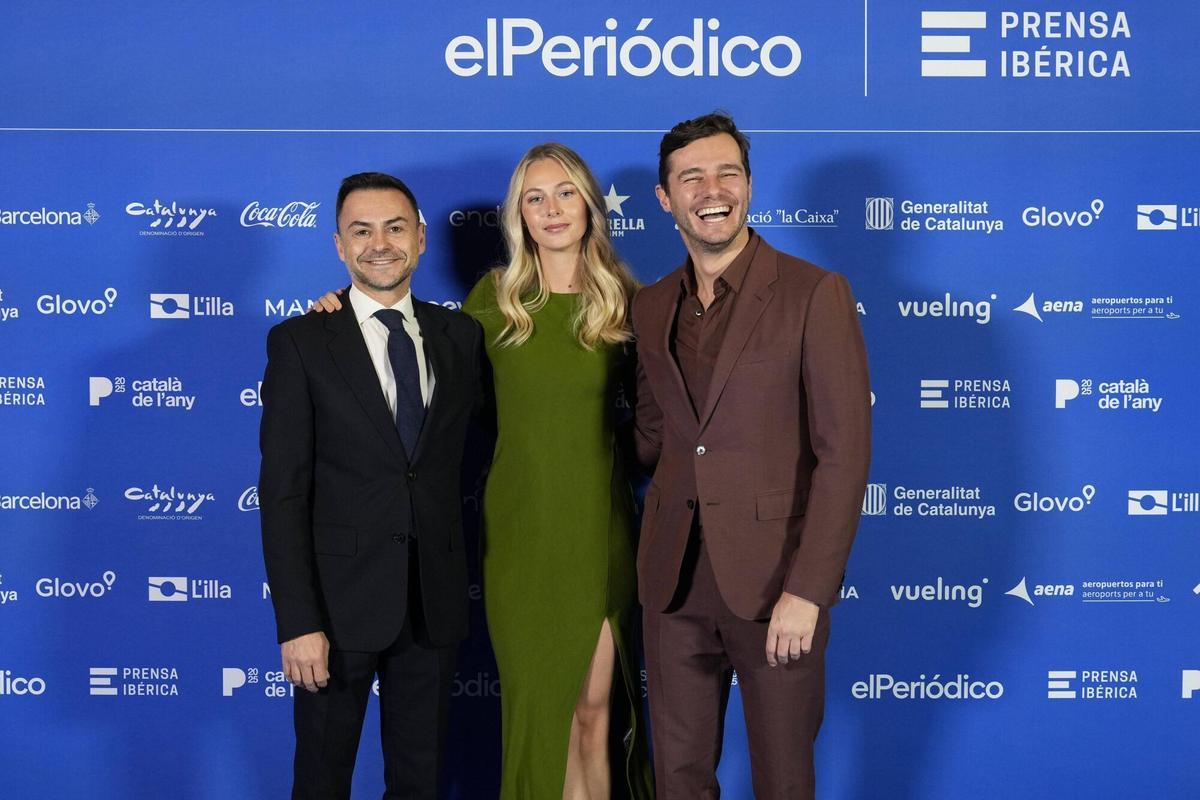 Barcelona 24/11/2025 Català i catalana de l’any 2025 En la foto, de izda a dcha: Sergi Saborit, subdirector de El Periódico; Eva Basterrechea, Sutton ; Robert Massanet, director de Sutton Fotografía de Ferran Nadeu