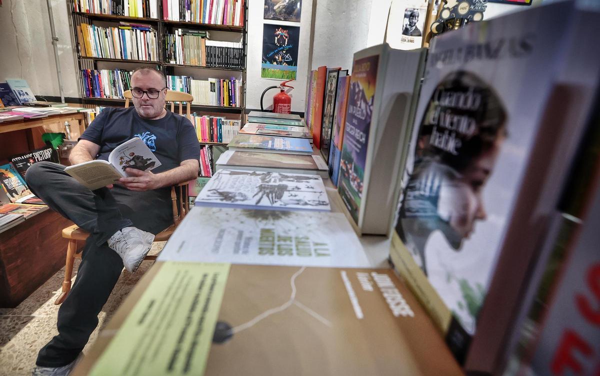 El librero Andrés Conesa en su comercio de La Laguna.
