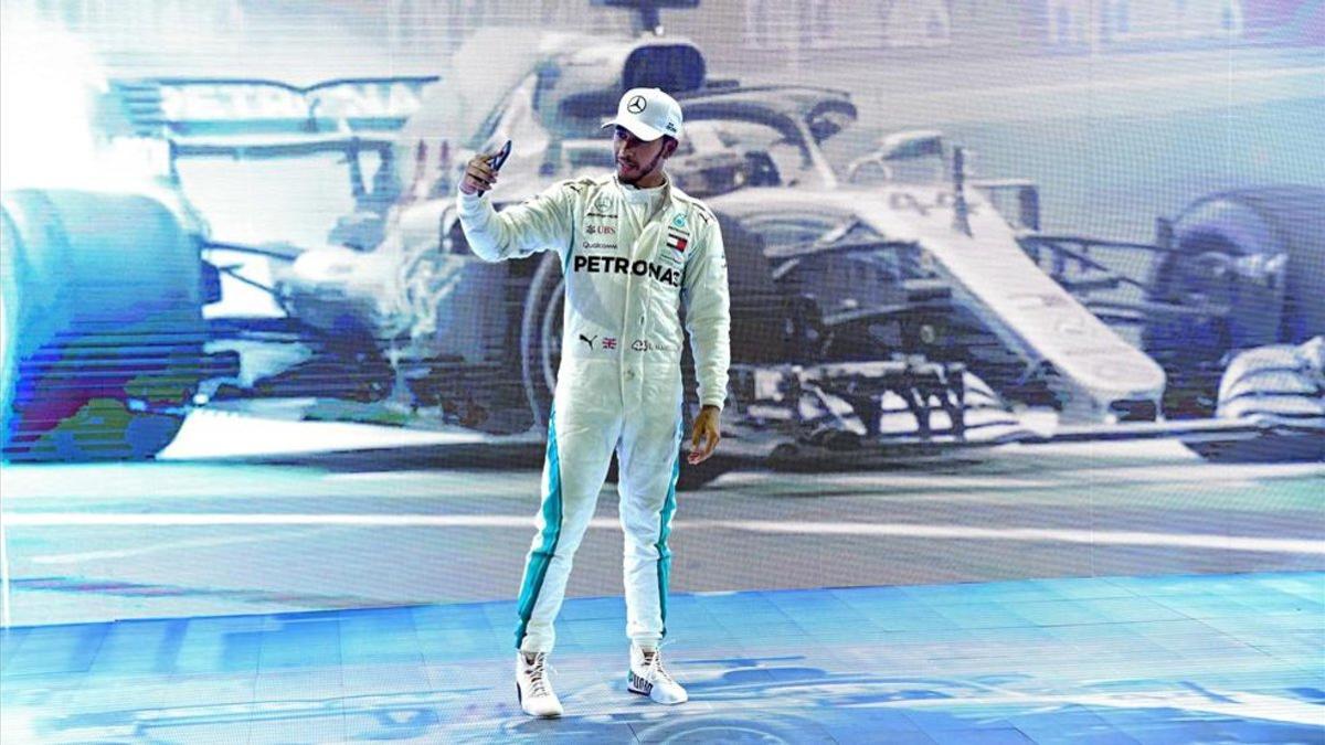 Hamilton, durante la celebración de su título en Yas Marina