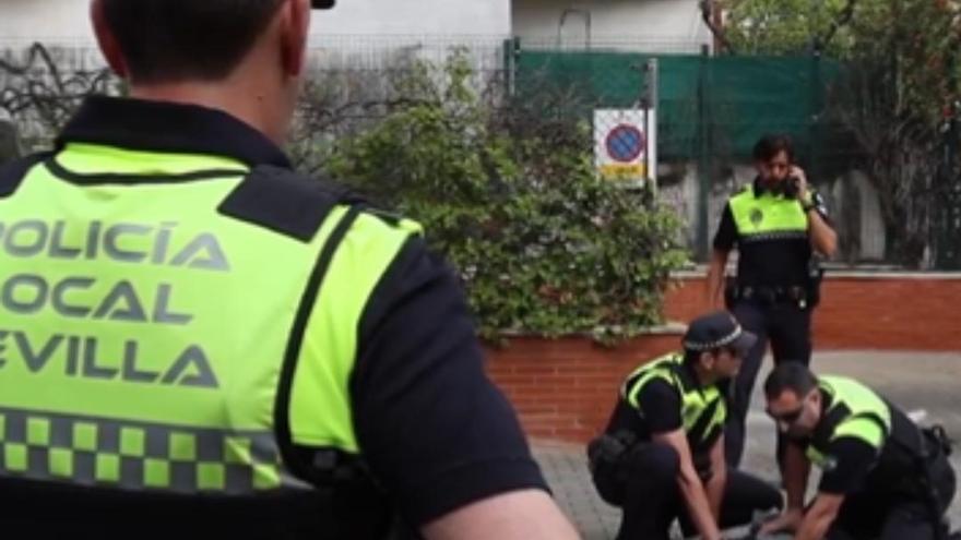 Así es un día de la Policía Local de Sevilla: &quot;Nos ponemos el chaleco antibalas y vamos a la calle&quot;
