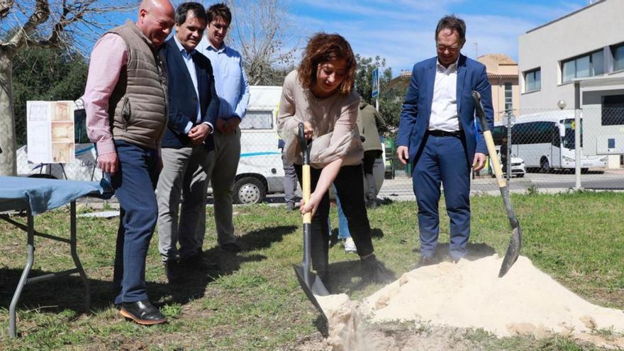 Las autoridades, ayer en el momento de colocar la primera piedra.