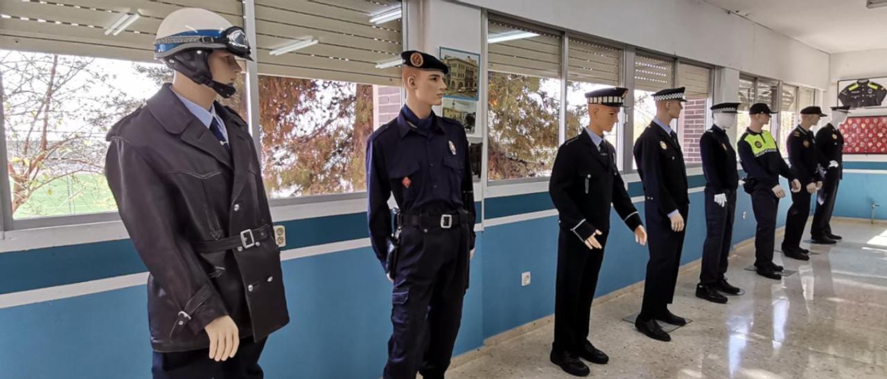 Exposición de trajes en el Museo de la Policía Local de Novelda.