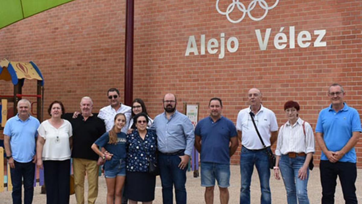 Alejo Vélez junto a las autoridades ante el polideportivo al que da nombre. |    