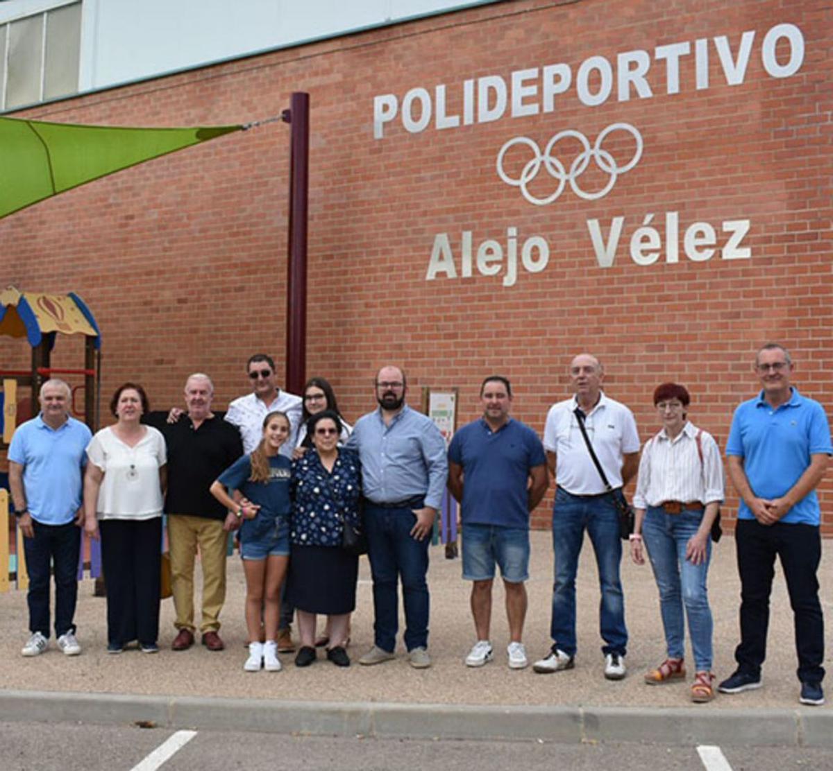 Alejo Vélez junto a las autoridades ante el polideportivo al que da nombre. |