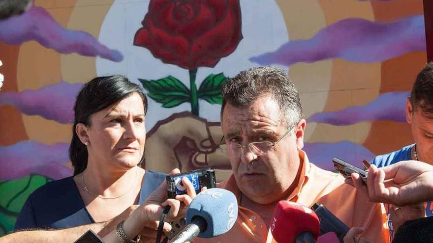 Martín Benito y Ana Sánchez, ayer frente a la sede del PSOE de la calle Ángel Nieto.