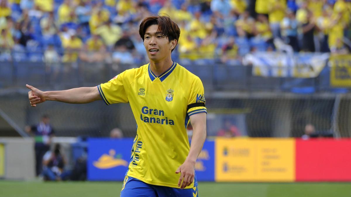Taisei Miyashiro levanta el pulgar tras una acción en el partido entre la UD Las Palmas y el Real Zaragoza.