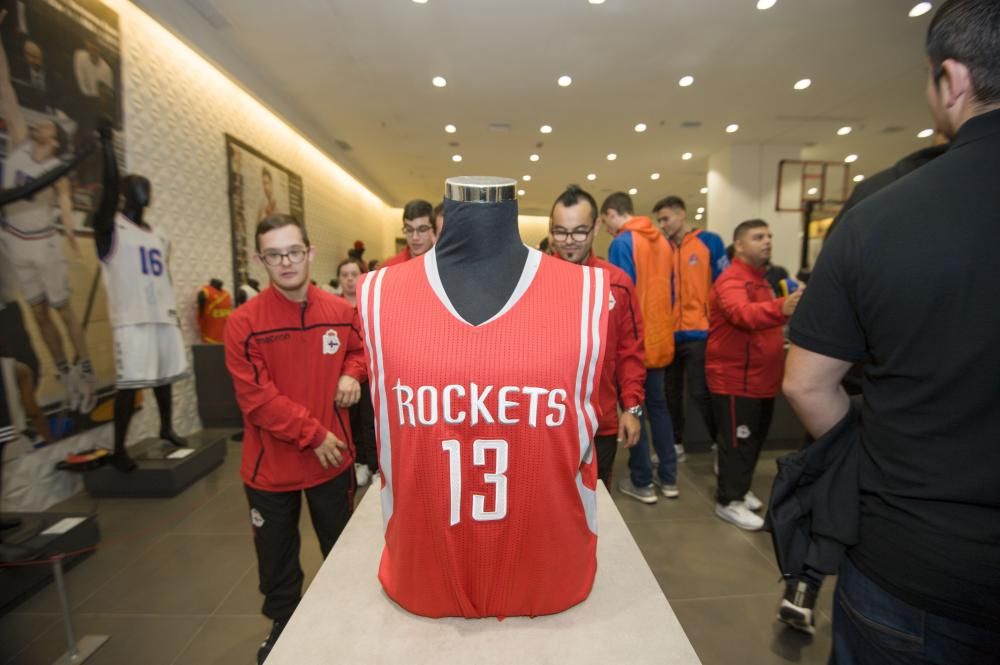 Exjugadores del Dépor y jugadores del Liceo, entre las personalidades que han asistido al acto en Marineda City.