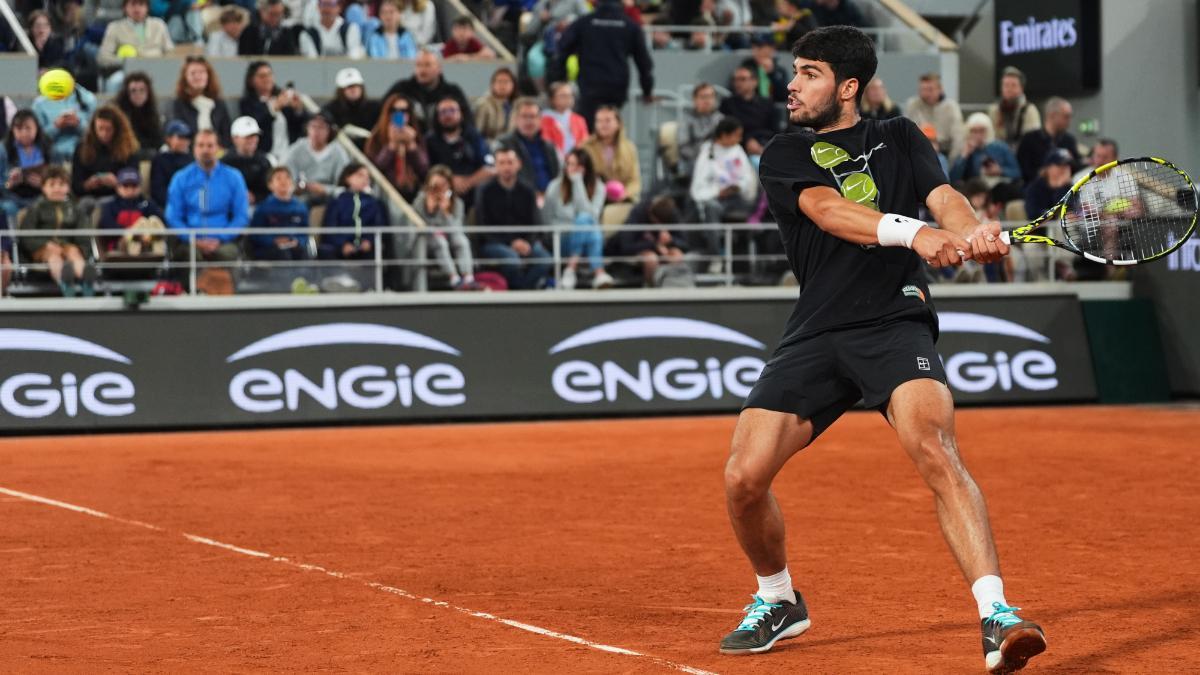 Alcaraz durante sus primeros entrenos en Roland Garros