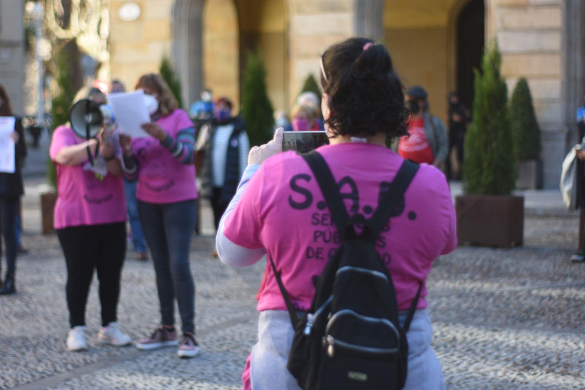 Manifestación de trabajadoras de ayuda a domicilio en Gijón