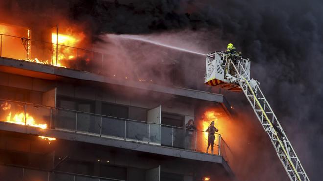 El fuego devora un edificio en Maestro Rodrigo de Valencia