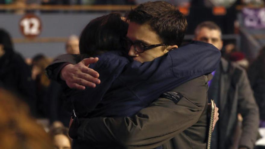 Iglesias y Errejón se funden en un abrazo en Vistalegre II