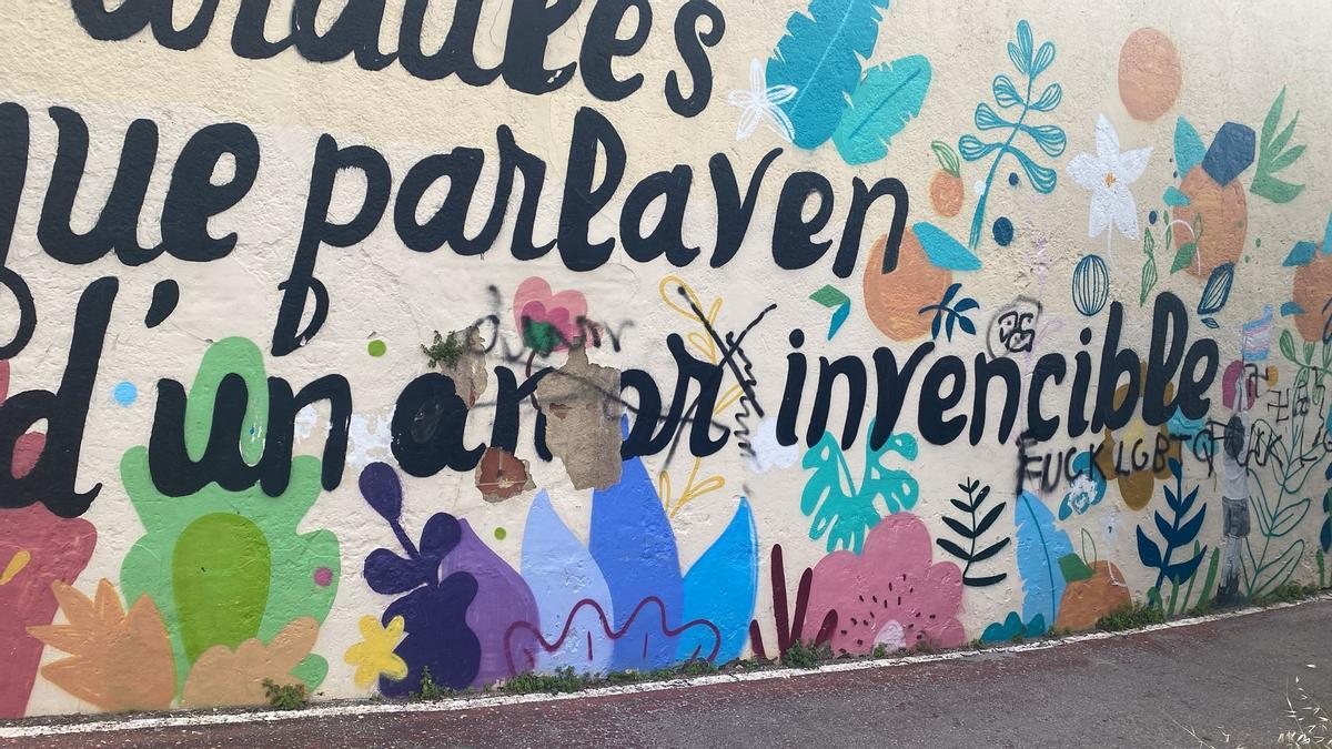 Las pintadas aparecidas sobre el mural pintado en el muro de l'Alqueria Laborde