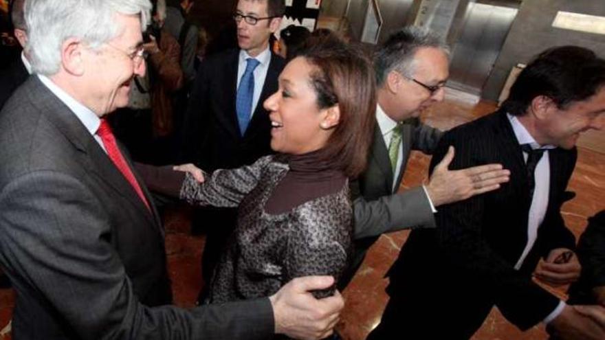 Ferrer y Johnson se saludan durante el último consejo turístico en Benidorm.